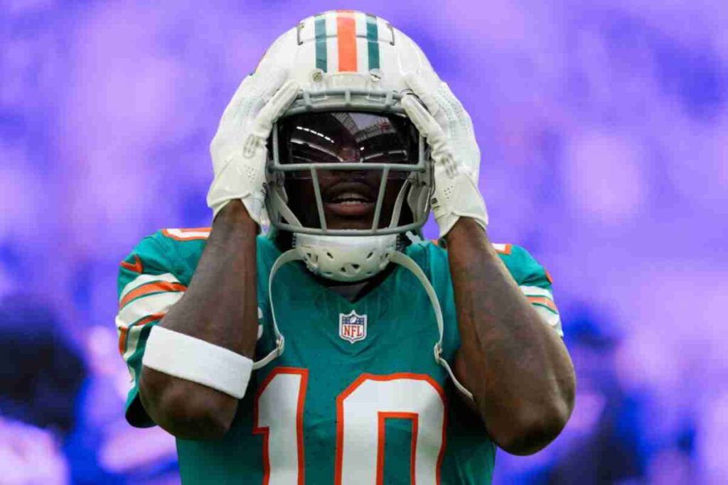 Dolphins' Mike McDaniel 'Zero people' are concerned with WR Tyreek Hill's recent drops